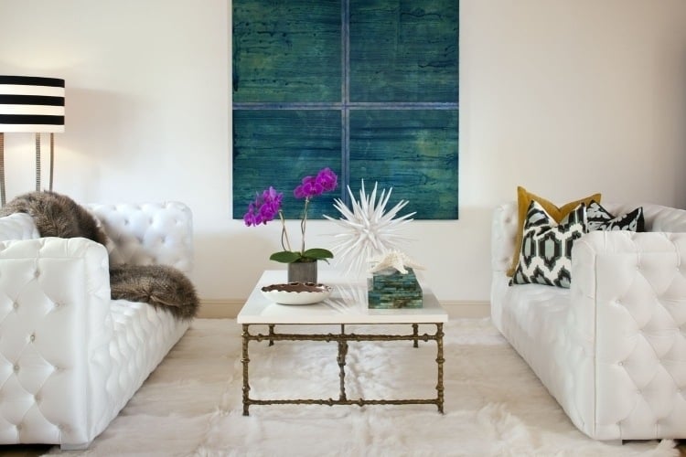 Nach Feng Shui Wohnzimmer einrichten -modern-weiss-couch-teppich-pelz-bild-blaugruen-kissen-muster