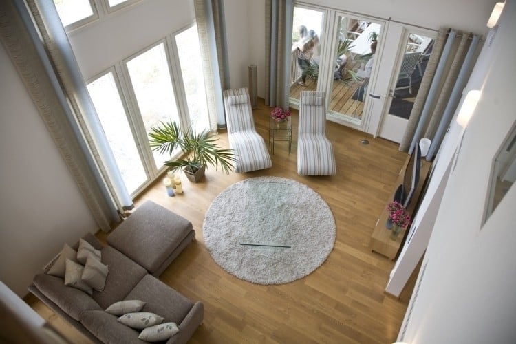 Nach Feng Shui Wohnzimmer einrichten -einrichten-teppich-rund-beige-couch-liegen-pflanze-glastisch