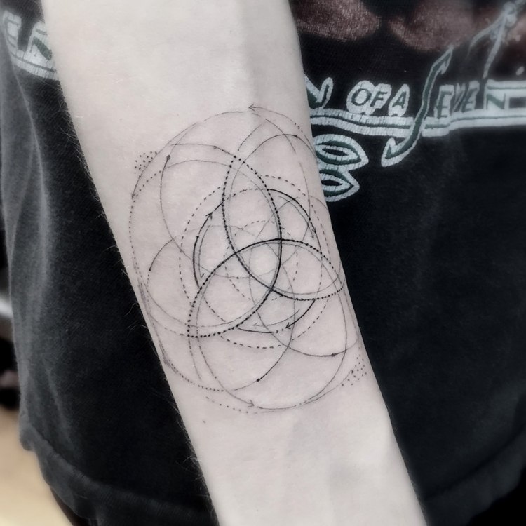 filigrane-tattoo-motive-arm-innenseite-kreise-pfeile