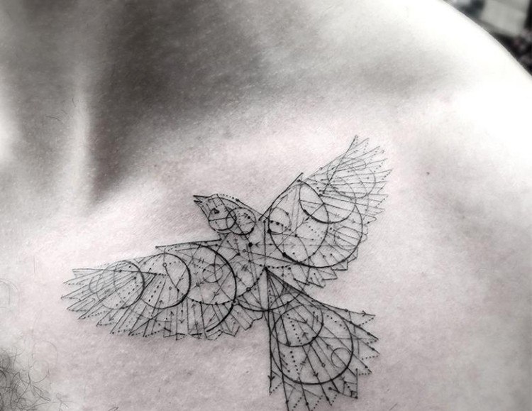 filigrane-tattoo-motive-brust-mann-vogel-geometrische-linien