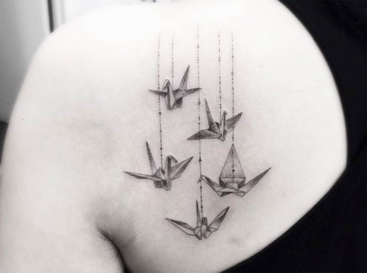 filigrane Tattoo Motive -origami-schwaene-zarte-ketten-hangend
