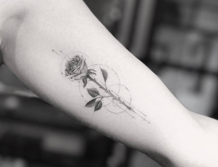 filigrane-tattoo-motive-rose-pfeile-oberarm-innen
