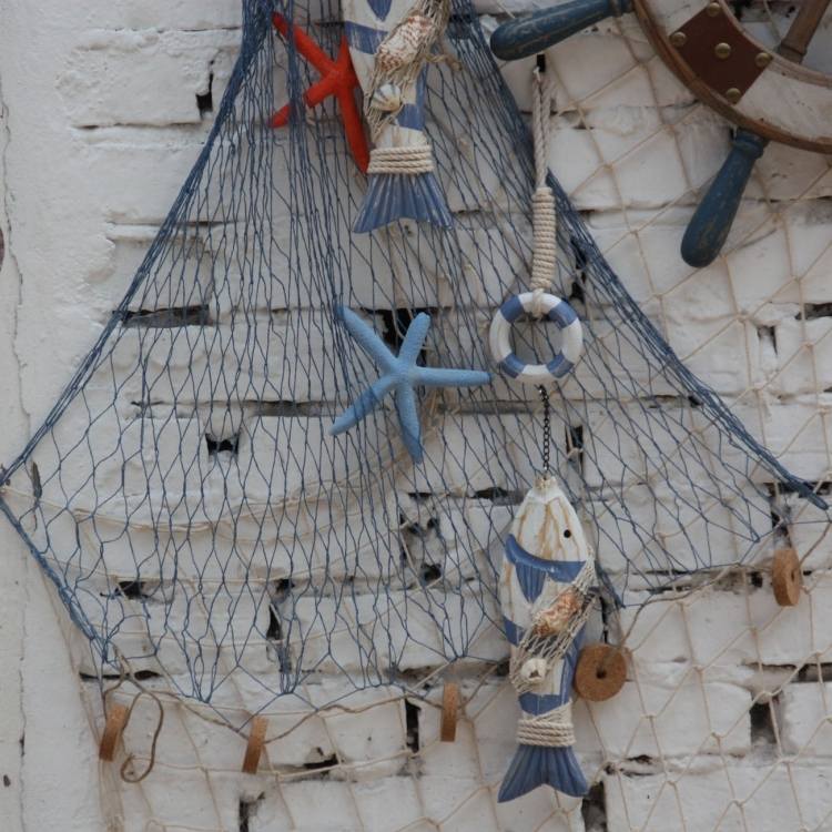 fischernetz-deko-wand-blau-weiss-maritime-dekoartikel