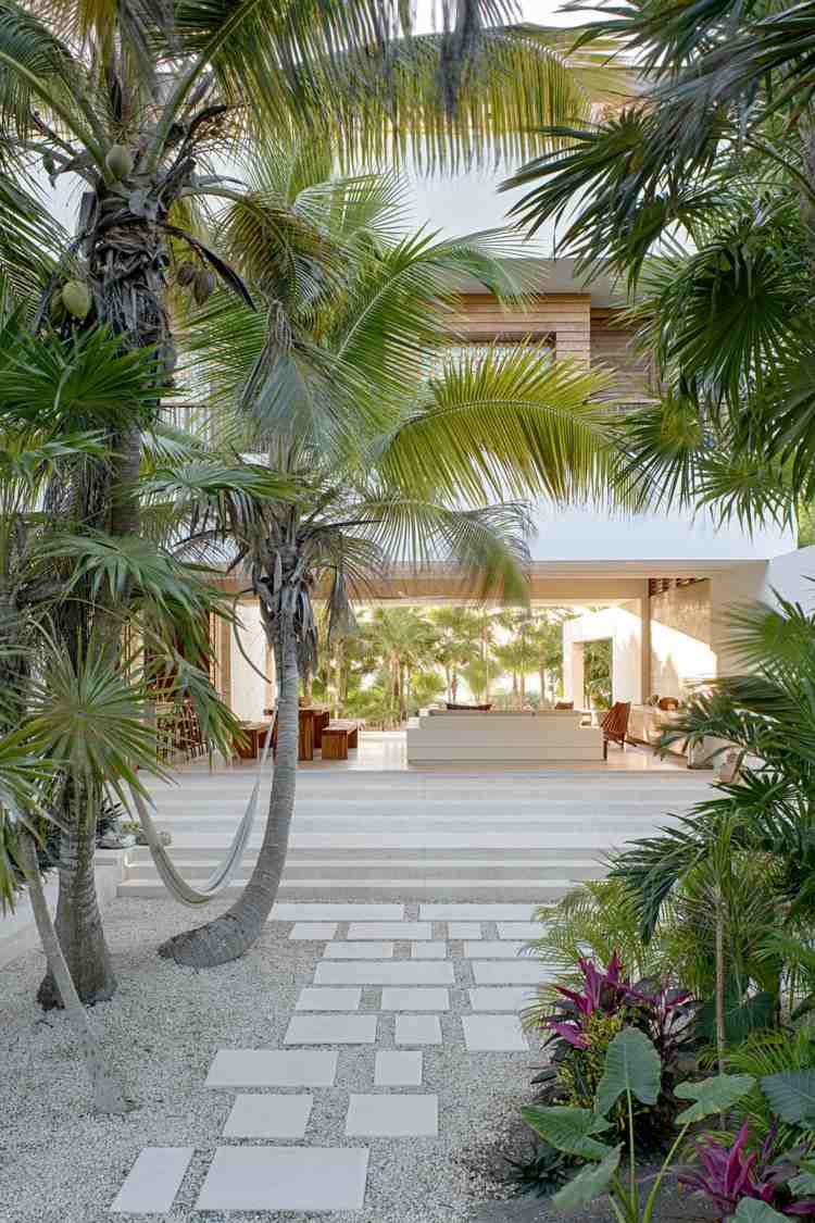 flair rustikal haus garten outdoor palmen blumen gartenweg treppe