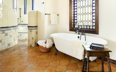 fliesen badezimmer ideen originell form badewanne rustikal beistelltisch mediterran