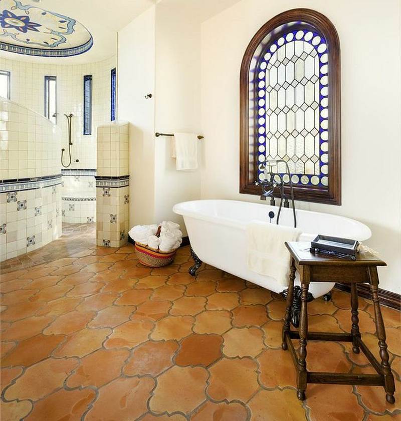 fliesen badezimmer ideen originell form badewanne rustikal beistelltisch mediterran