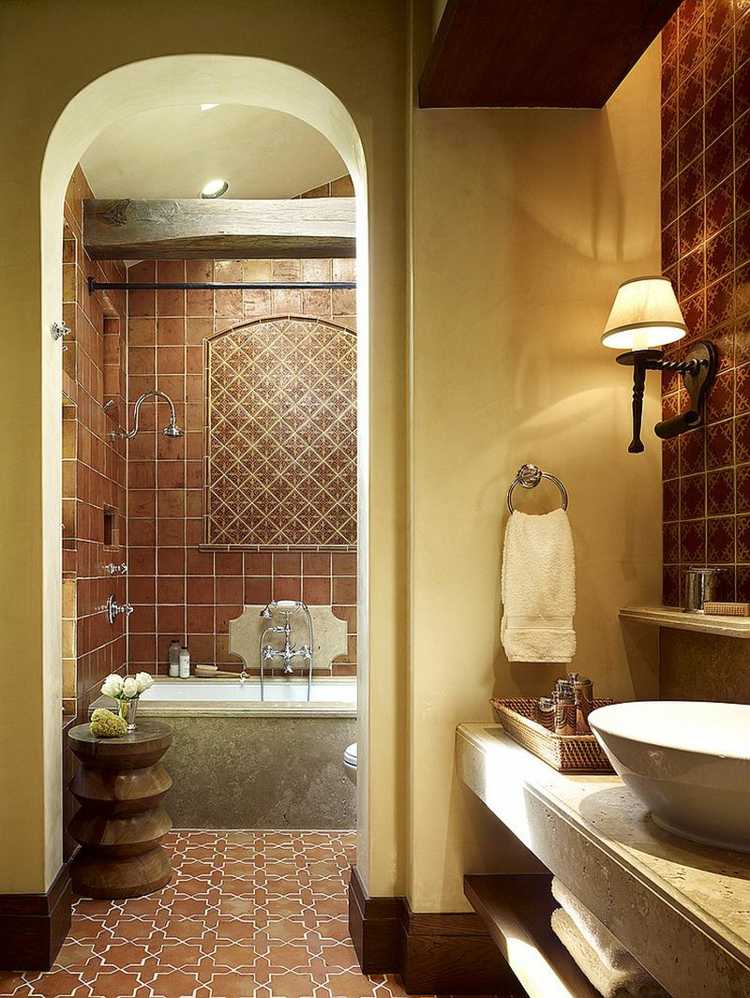 fliesen badezimmer ideen terracotta braun farbe wandfarbe creme mediterran stil