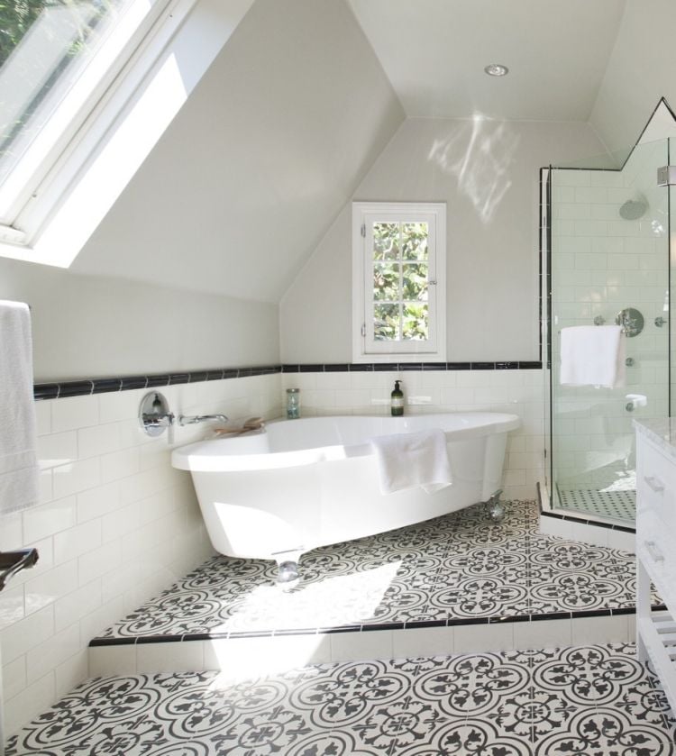 Fliesen Badezimmer Ideen -mediterran-badewanne-schwarz-weiss-dachgeschoss-schraege-dusche-duschkabine-fenster