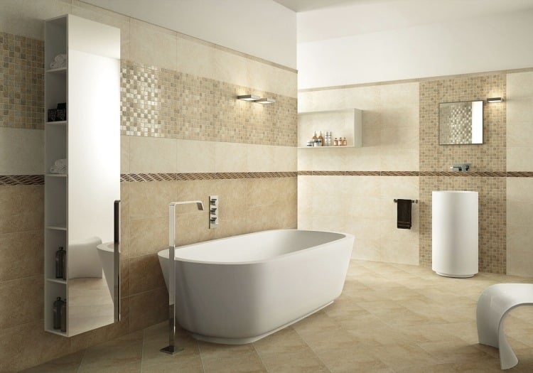 fliesen-badezimmer-mediterran-beige-sandfarbe-badewanne-modern-weiss-mosaik-armatur-spiegel-regal