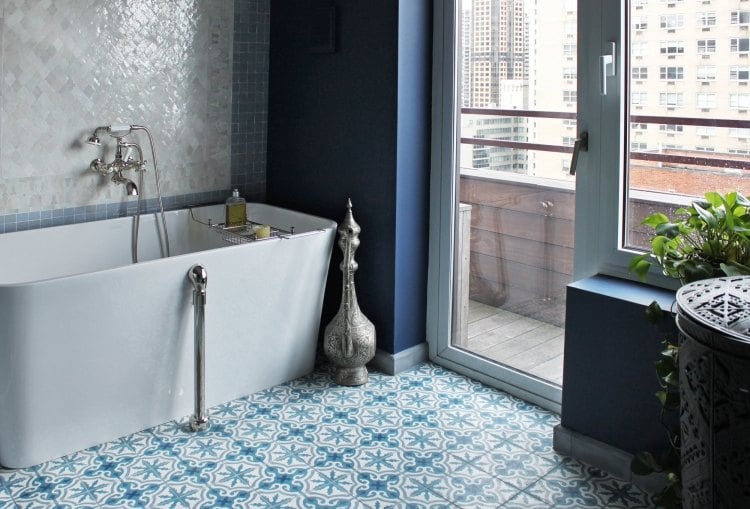 Fliesen Badezimmer Ideen -mediterran-blau-tuerkis-boden-weiss-badewanne-fenster-terrassenfenster-armatur