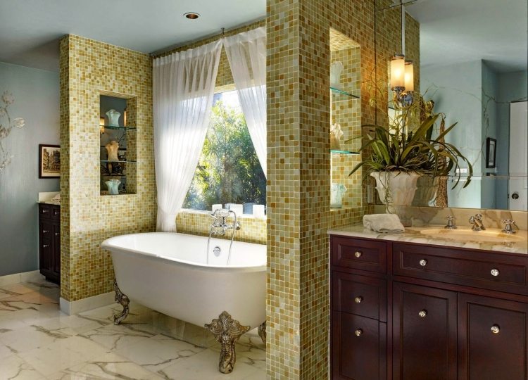 fliesen-badezimmer-mediterran-marmor-boden-mosaik-ockerfarbe-badewanne-weiss-fenster-unterschrank-massivholz