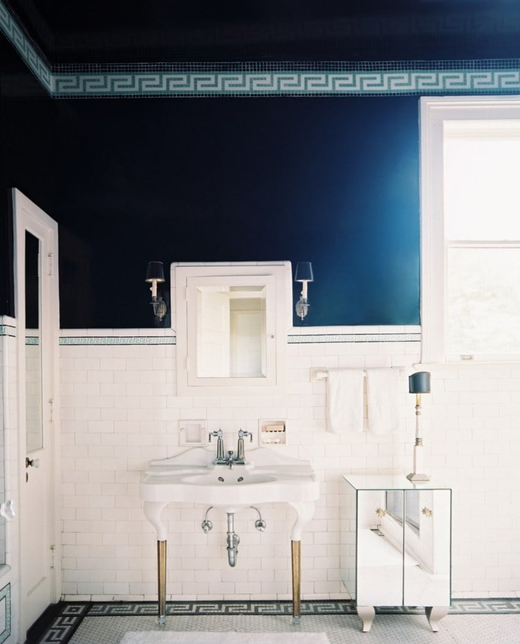 Fliesen Badezimmer Ideen -weiss-dunkelblau-retro-armatur-keramik-spiegelschrank