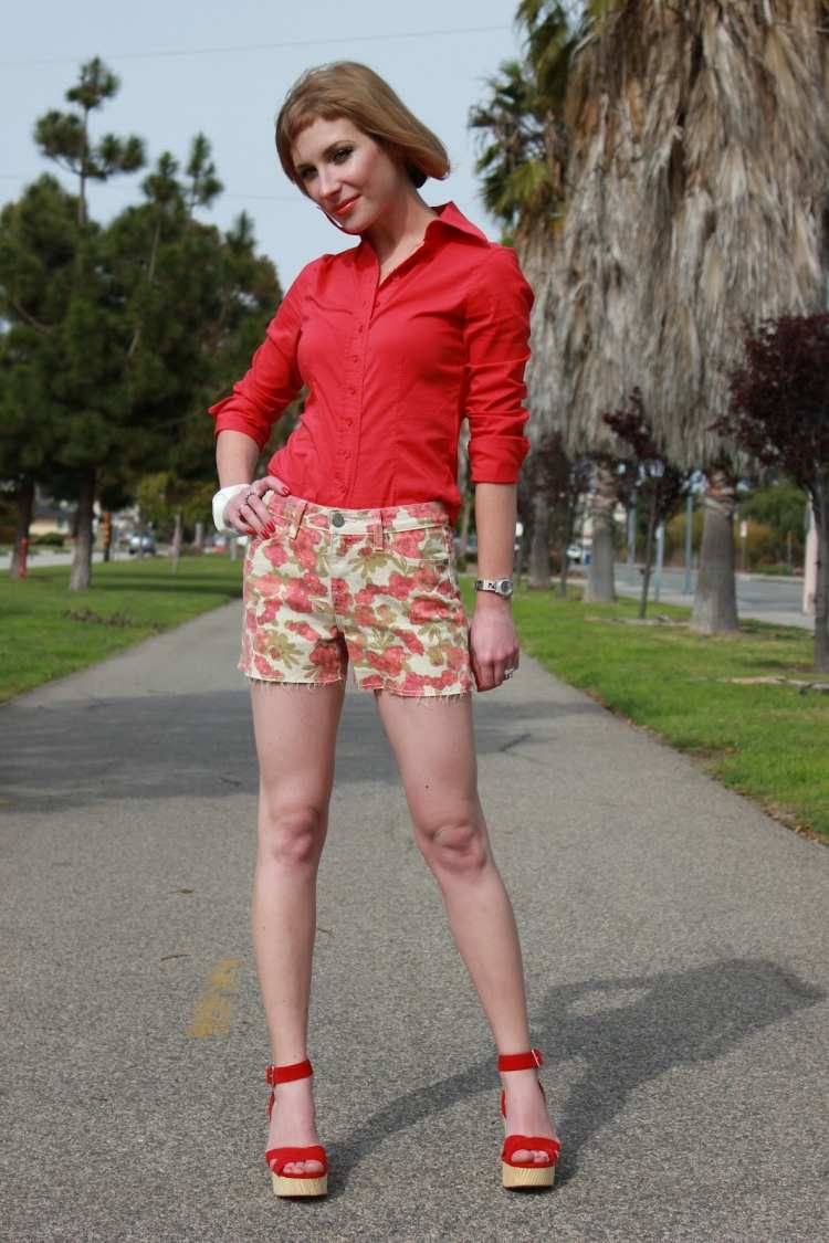 florale-shorts-rotes-hemd-sandalen-sommer-outfit