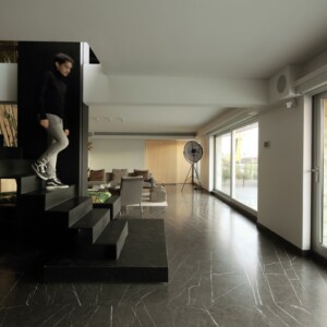 fussboden aus schwarzem marmor treppe-stahl maisonette fenster