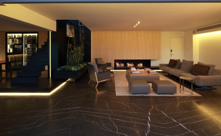fussboden aus schwarzem marmor wohnzimmer kamin grau couch