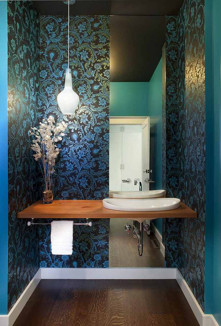 gaeste wc design idee tapete tuerkis waschtisch spiegel parkett pendelleuchte