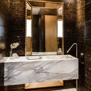gaeste wc design marmor waschbecken spiegel wand holz imitation