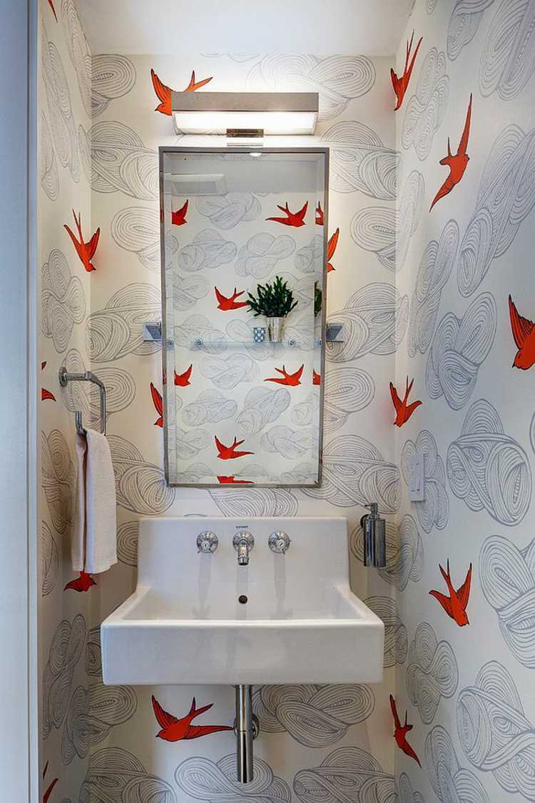 gäste wc design tapete voegel rot grau spiegel waschbecken