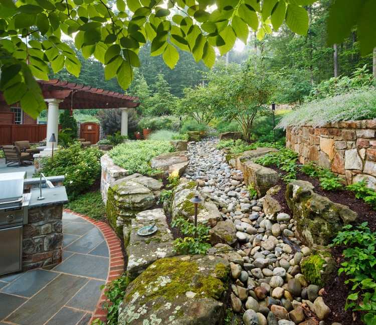Gartengestaltung am Hang -felsen-stuetzmauer-steine-immergruene-bodendecker