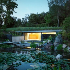 haus anbau als schwimmbad teich rasen dach modern design