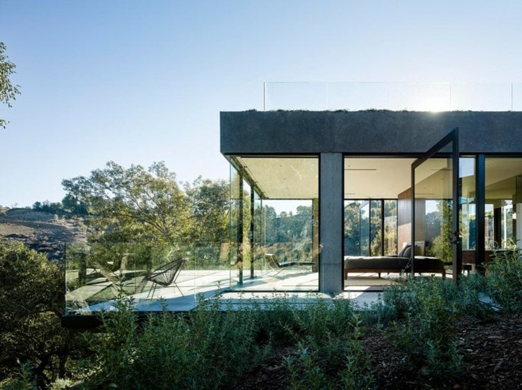 haus aus glas und beton terrasse schlafzimmer chaiselonge gelaender