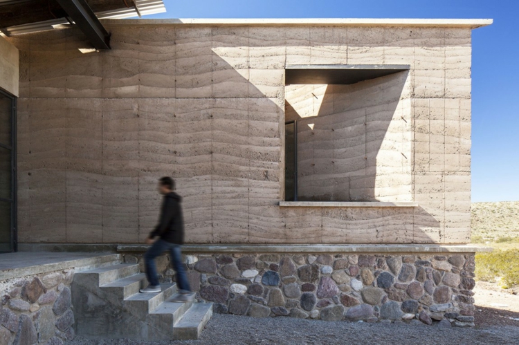 haus aus recycelten materialien stein beton treppe eingang offenes design