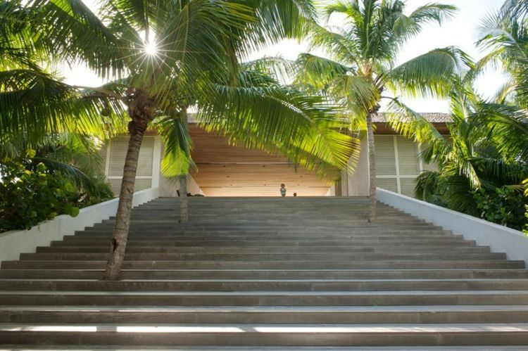 haus im beach stil treppe design breit stufen palmen deko idee
