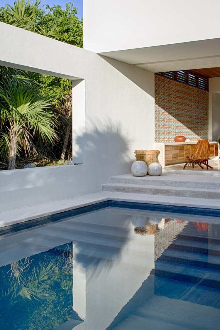 haus mit rustikalem flair outdoor pool beton boden palme