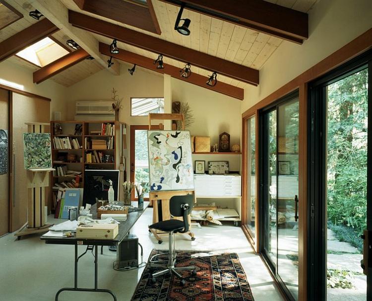 home office mit dachfenster atelier design schiebetuer balken teppich