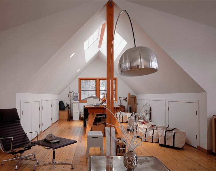 home office mit dachfenster dachboden design einbauschrank holzbalken sessel
