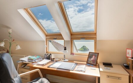 home office mit dachfenster decke wand schreibtisch design idee buerostuhl