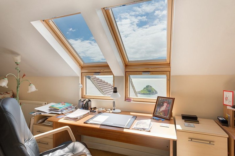 home office mit dachfenster decke wand schreibtisch design idee buerostuhl