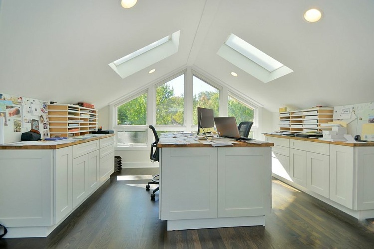 home office mit dachfenster modern einrichtung weiss moebel schraenke