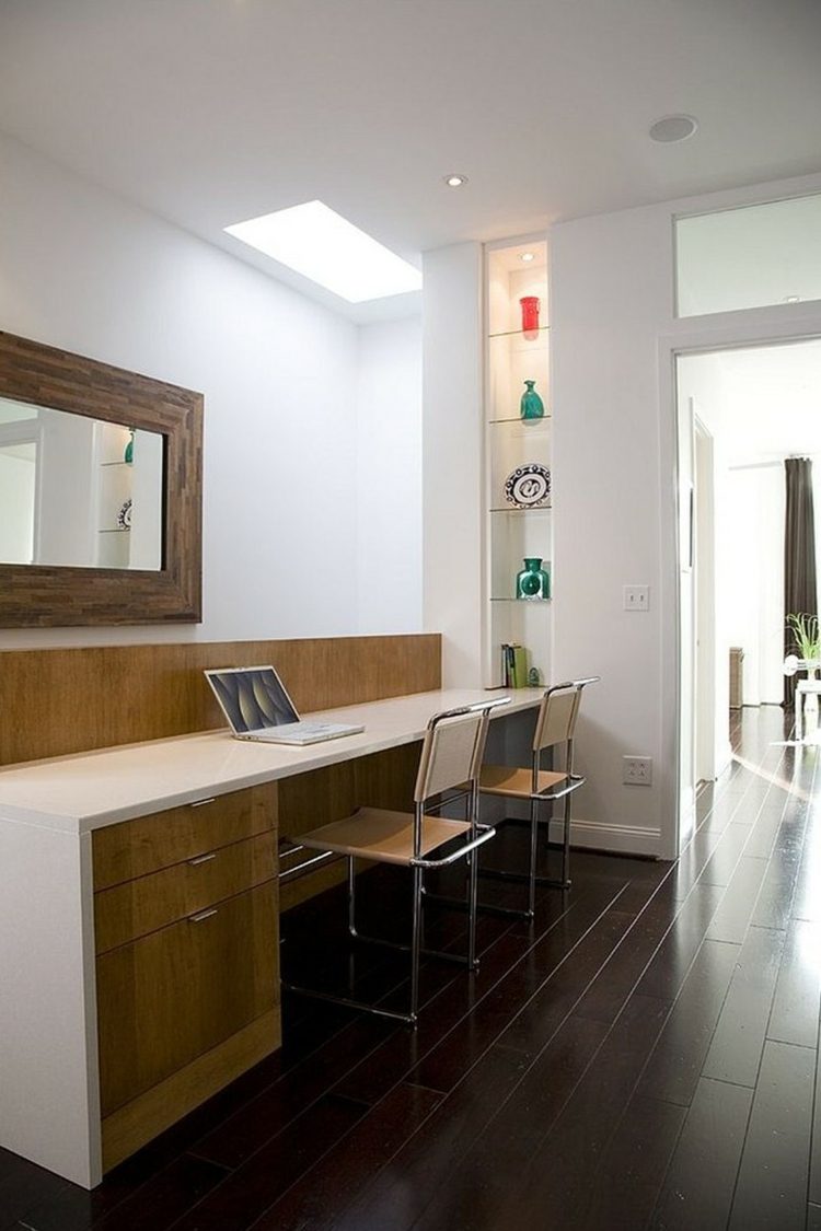 home office mit dachfenster modern schlicht parkett schwarz stuehle spiegel