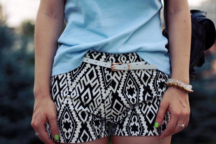 hotpants-outfit-sommer-schwarz-weiss-aztekenmuster-blaues-top