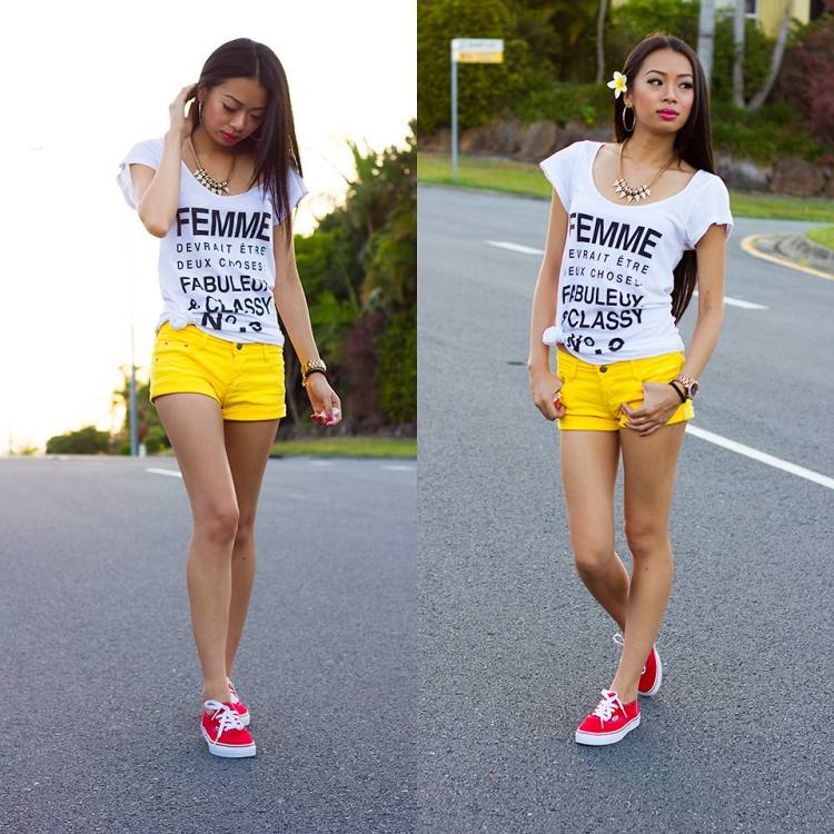 hotpants-outfit-sommer-strahlend-gelb-rote-sneakers-t-shirt