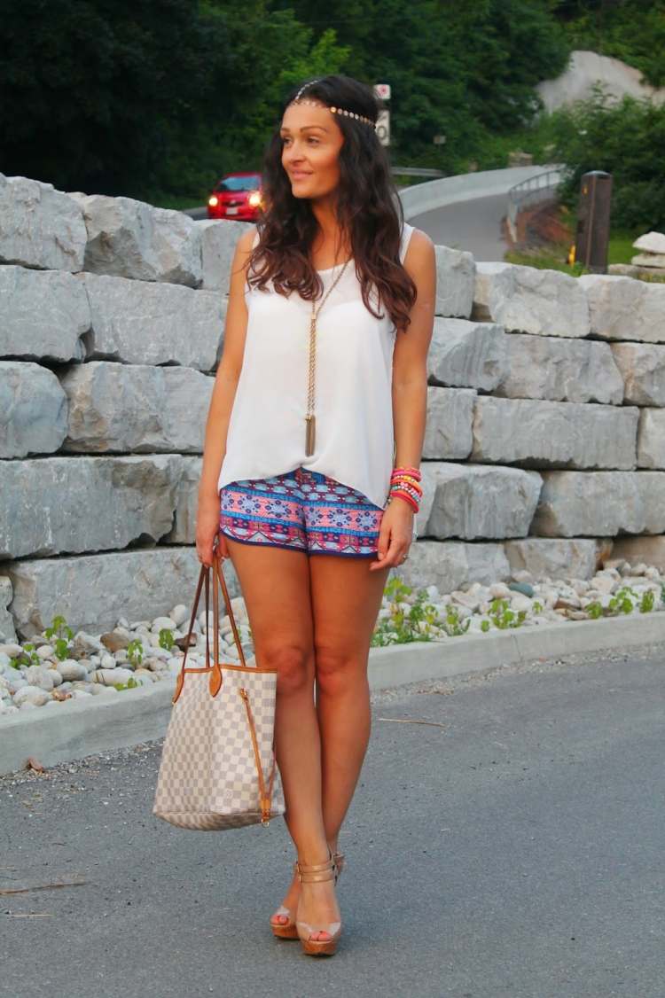 Hotpants Outfit sommer-tribal-lila-weisses-chiffon-top-lange-halskette