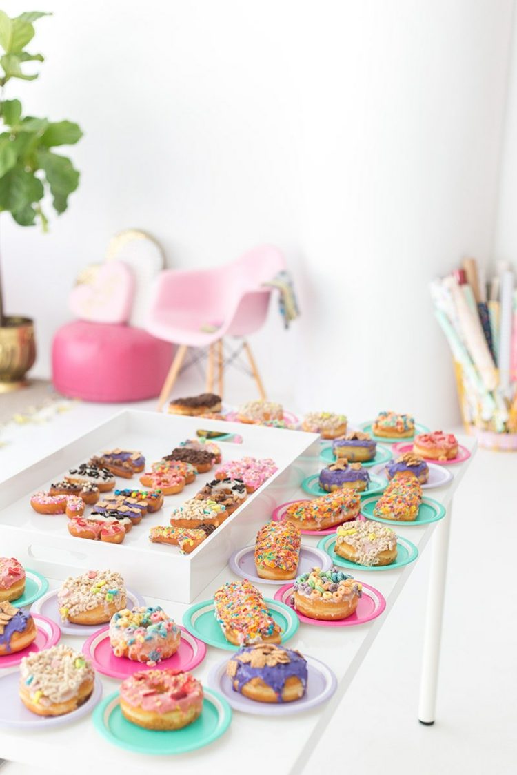 idee party desserts donuts glasur bunt tisch deko