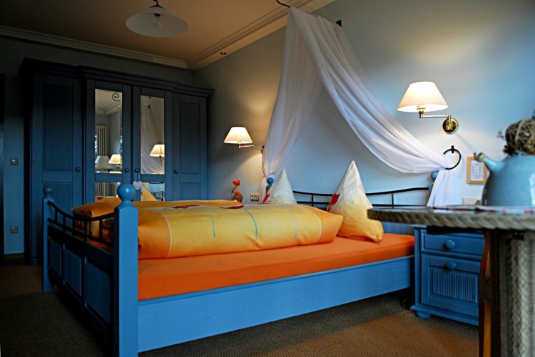 ideen zur inneneinrichtung bett blau orange schlafzimmer design himmel