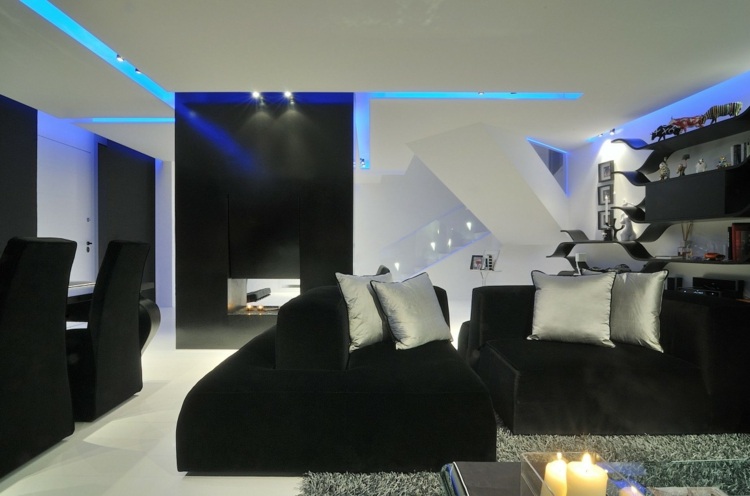 indirekte beleuchtung in blau moebel sofa schwarz teppich grau
