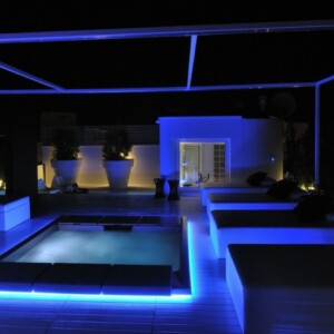 indirekte beleuchtung in blau terrasse sitzbereich whirlpool
