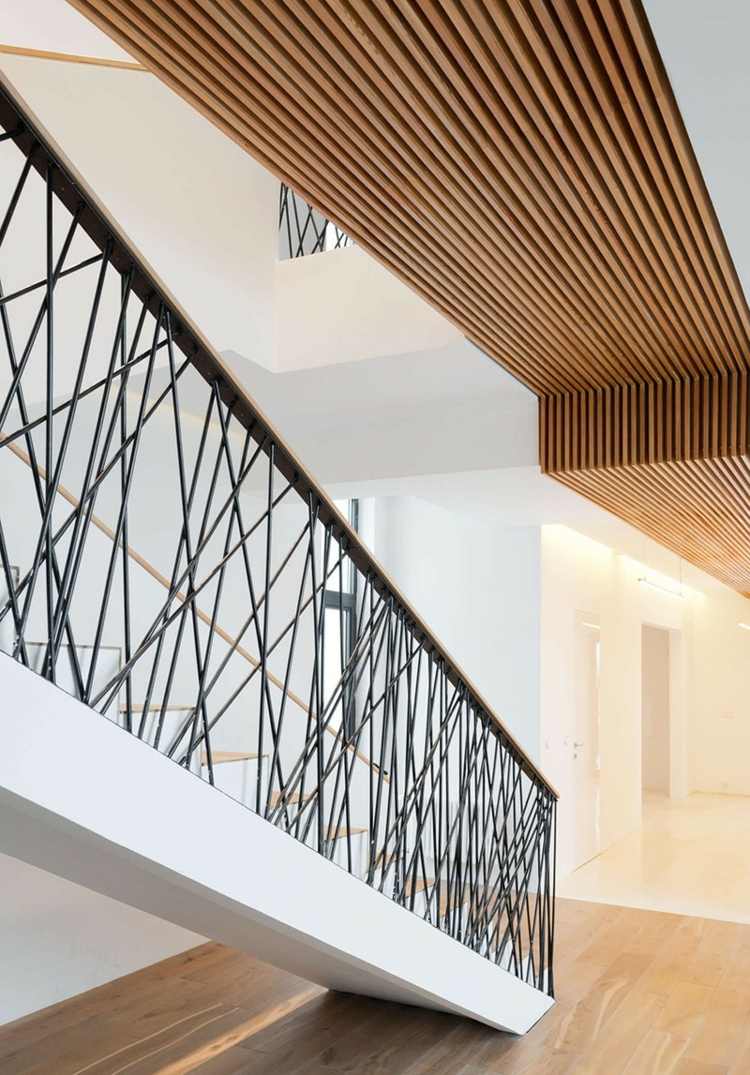 interieur design idee gelaender treppenbereich schwarz metall schnur