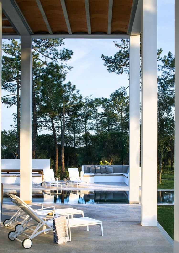 interieur weissen villa liegestuehle outdoor terrasse portugal