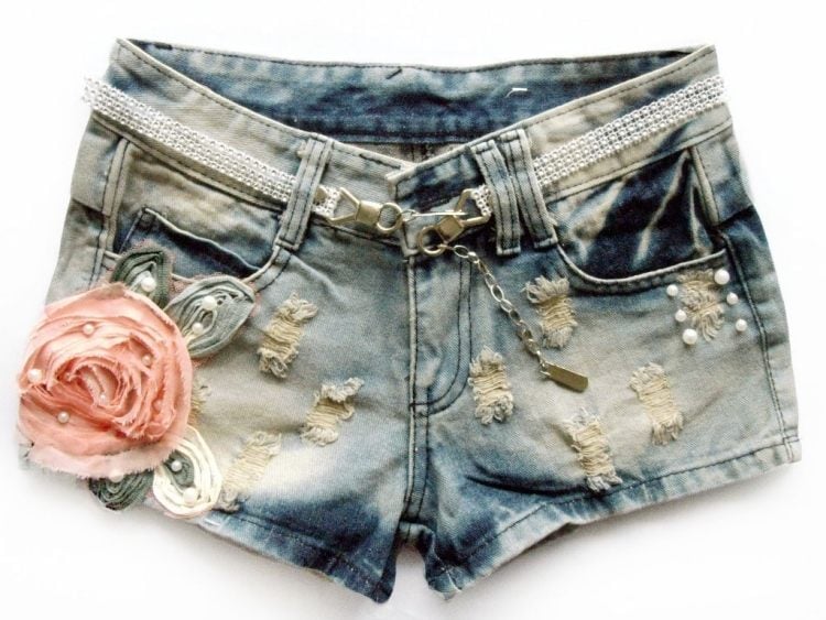 Jeans Hotpants gestalten -kurz-blau-ausgeblichen-perlen-rose-stiff-aufnaehen
