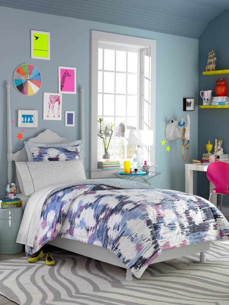 jugendzimmer-farbgestaltung-madchen-blaugraue-wandfarbe-neonfarbene-dekorationen