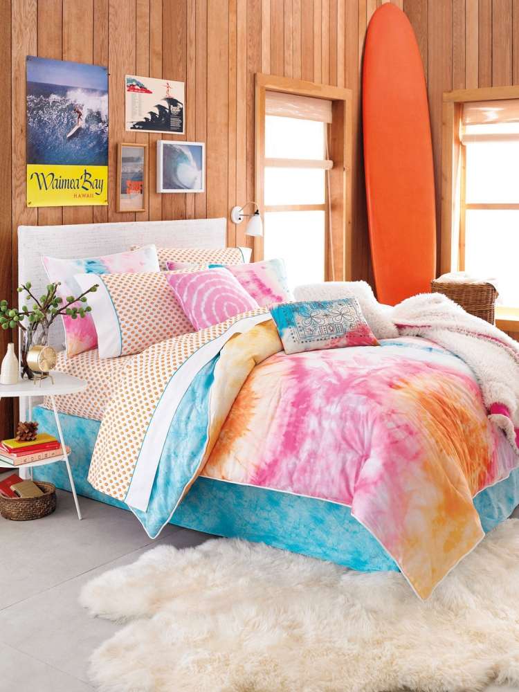 Jugendzimmer Farbgestaltung madchen-holzverkleidung-orange-rosa-blau-bettdecke