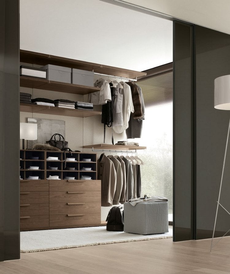 Kleiderschrank selber bauen -schraege-begehbar-schiebetuer-holz-braun-beige-edel-modern-minimalistisch