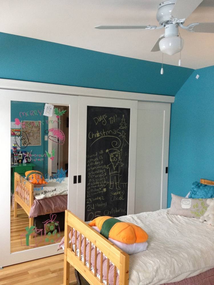 kleiderschrank-selber-bauen-schraege-schlafzimmer-kinderzimmer-spiegelfronten-einbauschrank-schiebetuer-blau-tafel-kreide