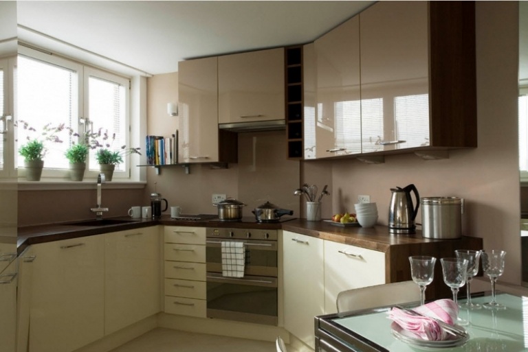 Kleine Küchen einrichten braune-wandfarbe-creme-schrankfronten-arbeitsplatte-holzoptik