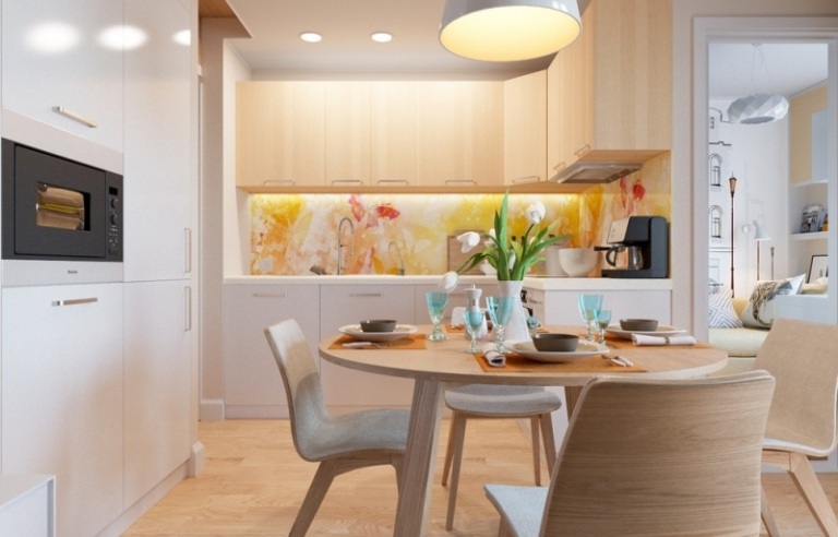 Kleine Küchen einrichten -l-form-matt-weiss-holz-fronten-spritzschutz-fotomotiv-gelb-orange